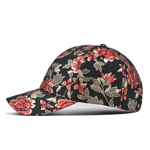 Vue latérale détaillée de casquette de baseball avec broderie de roses rouges et feuilles d'or
