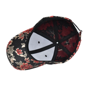 Vue détaillée de l'intérieur d'une casquette hip hop avec broderies florales dorées