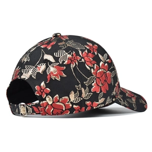 Détail de la casquette hip-hop avec broderie dorée et boucle métallique argentée réglable