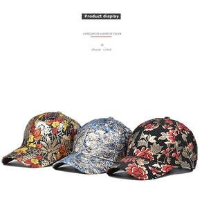 Détail de casquettes de baseball en jacquard avec broderies dorées et motifs floraux