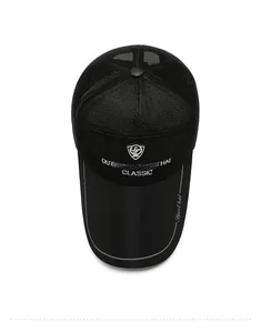 Draufsicht auf schwarze atmungsaktive Mesh-Sonnenkappe mit Outdoor-Sport-Schriftzug