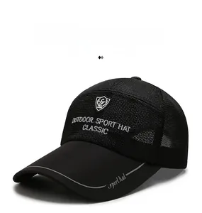 Detail der schwarzen Mesh-Baseballkappe mit klassischer Outdoor-Sport-Hut Bestickung