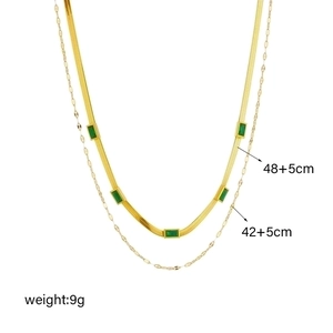Collana doppia catena dorata con pendente gemma verde rettangolare, lunghezza 48 e 42cm