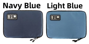 Dettaglio delle borse organizer blu scuro e azzurre per accessori elettronici