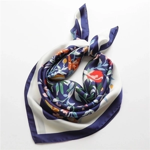 Donkerblauwe zijden vierkante sjaal met bloemen- en vlinderprint op witte basis