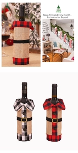 Détail de couvre-bouteilles de vin de Noël en lin avec motifs à carreaux et ceintures