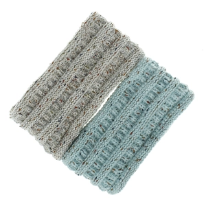 Texture détaillée de bandeaux d'hiver en grosse maille gris clair et bleu doux