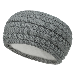 Détail macro du bandeau d'hiver gris tricoté avec doublure en polaire blanche chaude