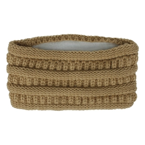 Détail d'un bandeau en maille camel chaud avec doublure en polaire blanche douce
