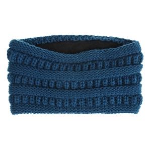 Détail du bandeau en maille bleu marine avec doublure polaire chaude et texture tricot