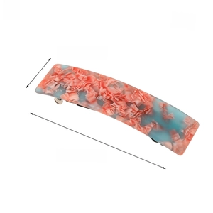 Pince à cheveux rectangulaire en acétate avec motif marbré rose et dimensions de 9 cm
