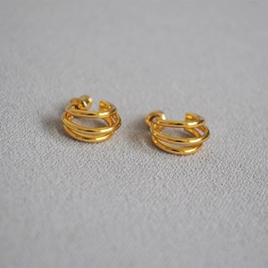 Eleganti orecchini a lobo a triplo cerchio placcati in oro dal design minimalista da donna