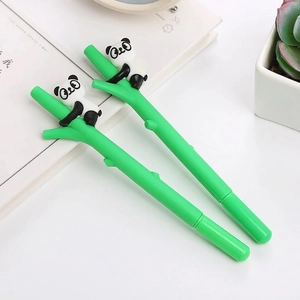 Set di due penne gel a forma di bambù verde con graziose figurine di panda in cima