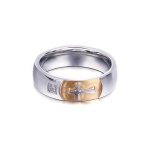 Anello minimalista in argento e oro con croce e zirconia cubica su sfondo bianco