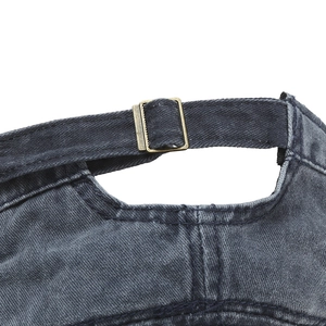Detail der gewaschenen Denim-Militärkappe mit verstellbarer Metallschnalle und Retro-Struktur