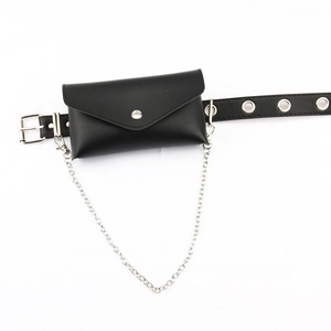 Detail der schwarzen Punk-Leder-Gürteltasche mit Ösengürtel und silberner Metallkette