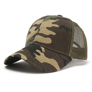 Berretto da baseball mimetico con rete traspirante verde e visiera curva