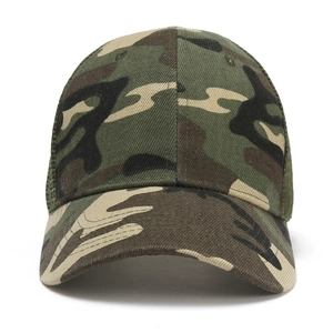 Vista frontale dettagliata di un cappellino da baseball camouflage con visiera curva