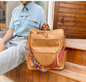 Sac à dos en cuir PU caramel avec bandoulière large brodée de style ethnique coloré