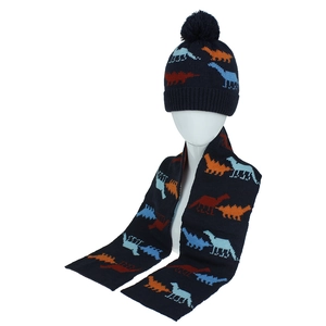 Détail de l'ensemble bonnet et écharpe tricotés pour enfants avec jacquard dinosaure