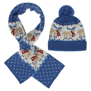 Détail de l'ensemble bonnet et écharpe en tricot bleu roi avec motif jacquard renne blanc