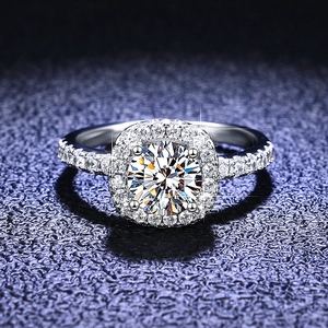 Gros plan détaillé d'une bague moissanite halo carré en argent S925 avec serti pavé brillant