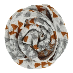 Détail de la texture tricotée et des motifs géométriques d'une écharpe d'hiver chaude
