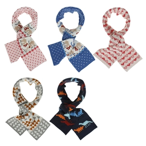 Collection d'écharpes tricotées pour enfants avec motifs dinosaures et rennes