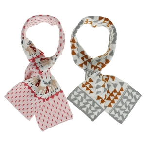 Détail d'écharpes en maille douce avec rennes mignons et motifs géométriques