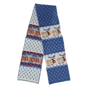 Détail de l'écharpe de Noël en tricot avec des motifs de renne et de flocon de neige