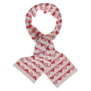 Détail macro du tricot et du motif jacquard coeur rouge sur l'écharpe d'hiver