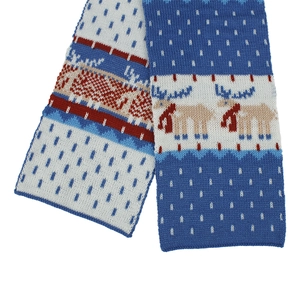 Vue détaillée d'une écharpe en tricot avec renne rouge et motifs de flocons de neige