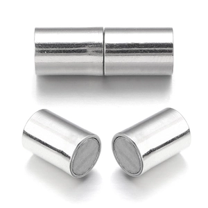Detailansicht der polierten magnetischen Zylinderverschlüsse für Halsketten und Armbänder