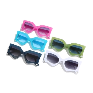 Occhiali da sole geometrici con strass in vari colori per spiaggia e moda trendy