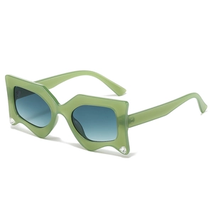 Occhiali da sole geometrici verde salvia con strass e lenti blu sfumate
