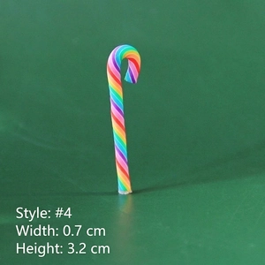 Dettaglio di ciondolo a bastoncino di zucchero arcobaleno per decorazioni natalizie DIY