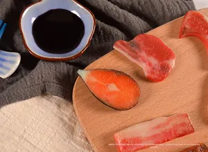 Détail macro réaliste de porte-clés saumon et viande simulés sur un plateau en bois