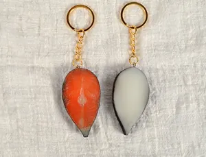 Détail d'un porte-clés saumon réaliste avec texture détaillée et anneau métallique doré