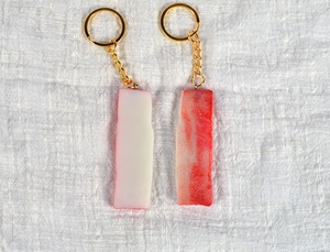 Vue détaillée de porte-clés réalistes en PVC imitation crabe avec anneaux dorés
