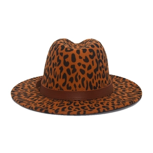 Chapeau fedora classique à motif léopard avec ruban en cuir brun sur fond blanc