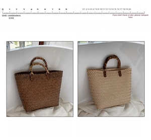 Vue détaillée de grands sacs de plage tressés avec poignées en bambou marron et beige