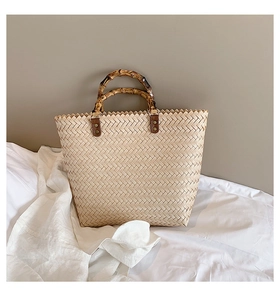 Détail du sac cabas en paille tissé main avec anse en bambou et finitions cuir