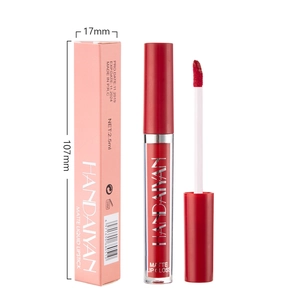 Labial líquido mate rojo resistente al agua con aplicador y caja sobre un fondo blanco limpio