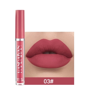 Detalle de textura de labial líquido mate 03 rosa empolvado con muestra en labios