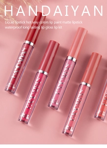 Detalle de cinco labiales líquidos mate en varios tonos vibrantes sobre un fondo rosa