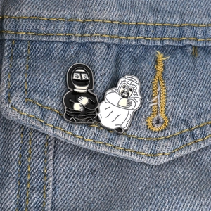Cartoon-Emaille-Anstecknadeln mit arabischen Motiven auf blauem Denim-Hintergrund