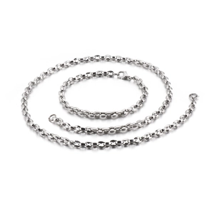 Poliertes Set aus Edelstahl-Halskette und Armband mit Schweinenasen-Kette auf Weiß