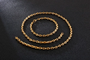 Detailansicht eines goldenen Schweinenase-Ketten-Sets aus Halskette und Armband in Gold
