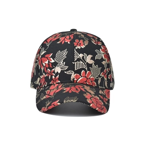 Vue détaillée de la casquette de baseball noire avec broderie florale dorée