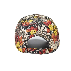 Détails de la broderie jacquard florale et boucle métallique sur la casquette de baseball